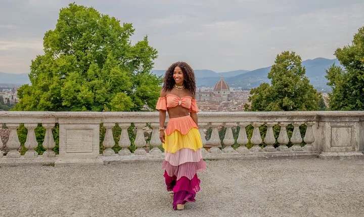 Private Photo Shooting walking Tour with a local around Florence