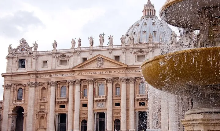St. Peter's Basilica Private Tour with Privileged Access