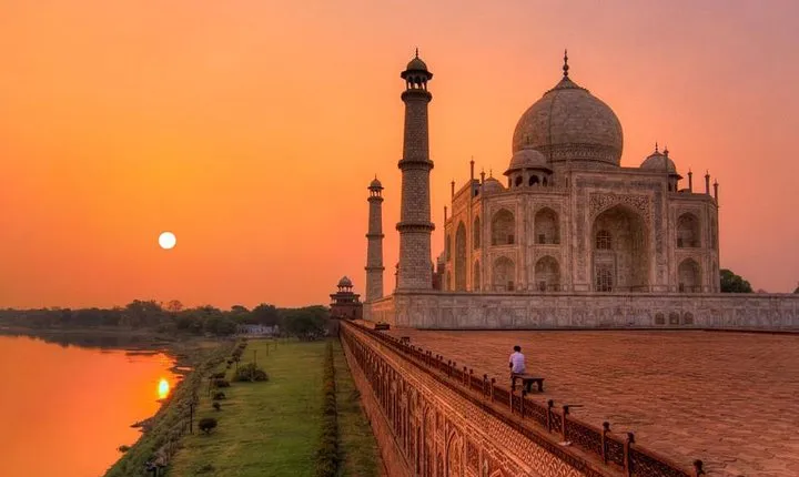 Private Taj Mahal and Fatehpur Sikri Tour From Delhi with Lunch 
