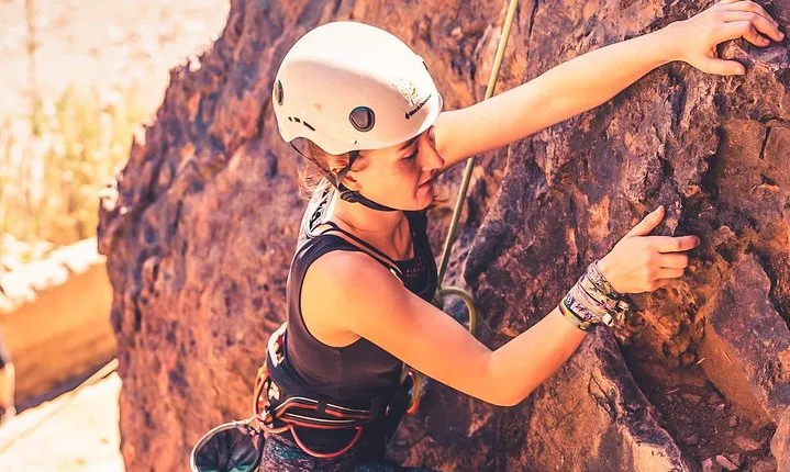 Rock Climbing from Beginners to Experts - Small Groups ツ