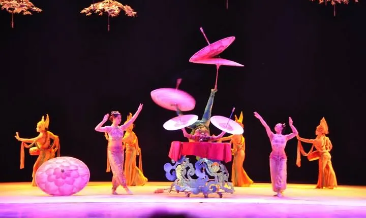 Private Tour to Pearl Market Acrobatic Show & Peking Duck Dinner