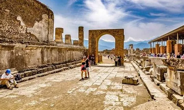 Pompeii Tour with Lunch and Wine Tasting from Positano