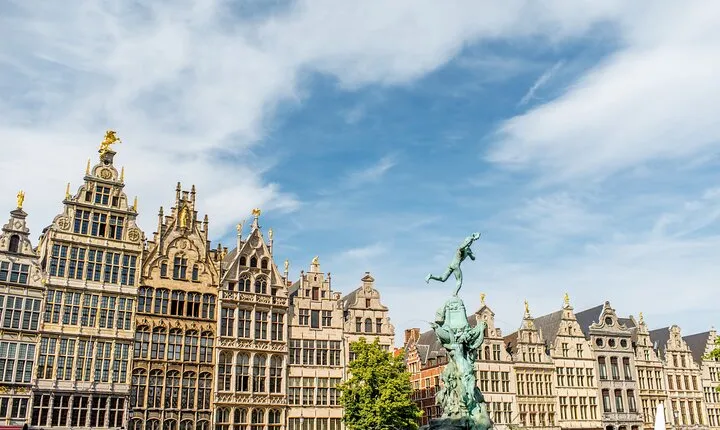Surprise Walk of Antwerp with a Local