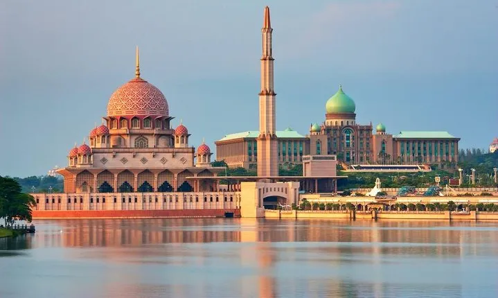 Amazing 8 Attractions Half-Day Putrajaya City Tour