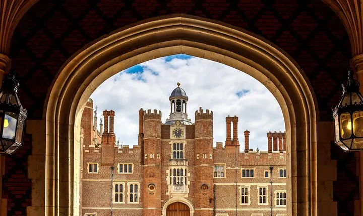 Private Hampton Court Palace Tour With Private Guide and Iconic London Taxi