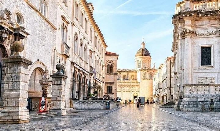 Group Tour Awakening of Dubrovnik and First Morning Coffee