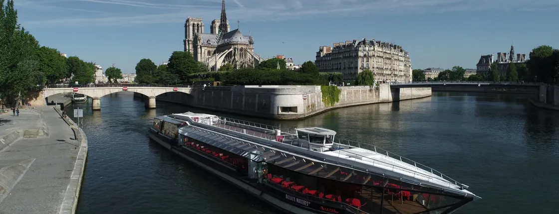Romantic dinner on the Seine river