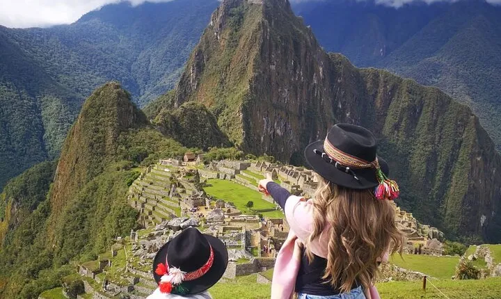 2-Day Machu Picchu Tour by Expedition Train or Voyager Train