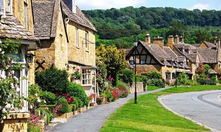Cotswolds Countryside Tour by Coach: Villages, Views, and Lunch