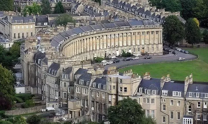 Private 12-hour excursion to Stonehenge and Bath from London