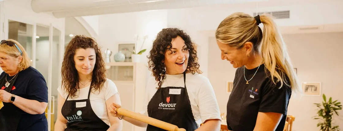 Pasta-making class, tasting and prosecco with local chef in Rome