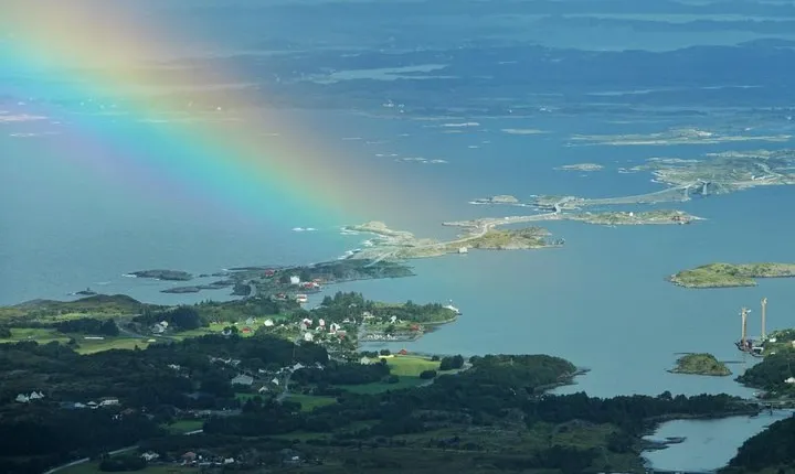 Thrilling Atlantic Road trip with hiking, beach and driving