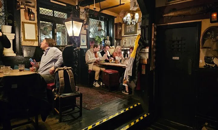 London Historical Pub Tour with Pilgrims and Pirates