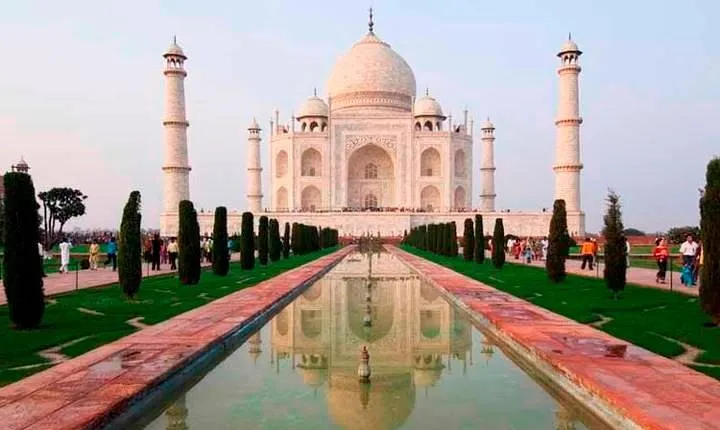 Experience Agra Full day Sightseeing with Transports & Tour Guide