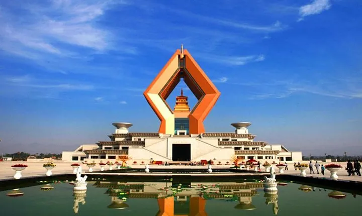 Private Day Tour: Qianling Mausoleum and Famen Temple