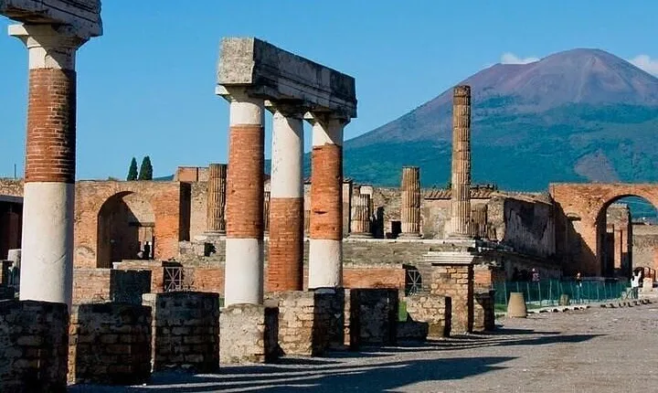Pompeii-Vesuvius Combined Tour with Lunch and Wine Tasting