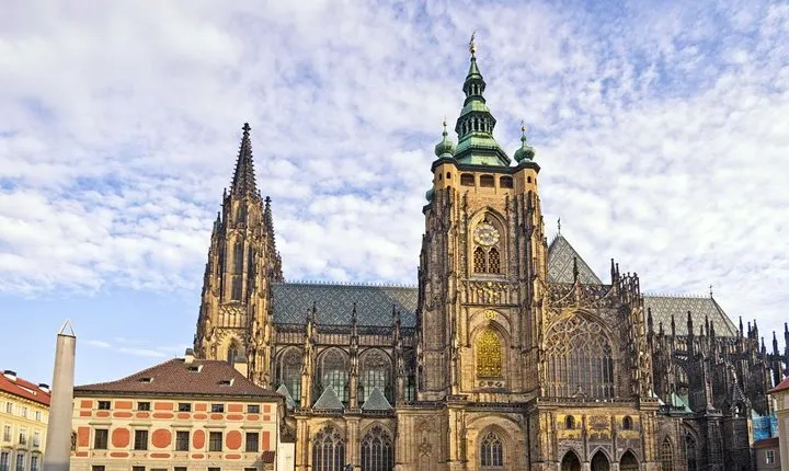 Prague Castle in Spanish, includes tickets and private transport to the Castle