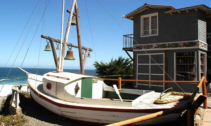 Full Day Trip to Isla Negra, Pomaire & Undurraga Vineyard - Small Group