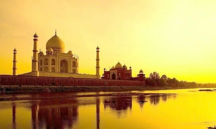 Romance of Taj Mahal Sunrise Tour with A Professional Photographer