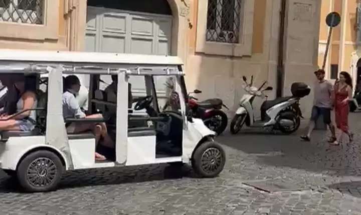 Golf Cart Tour in Quito's Historical Center