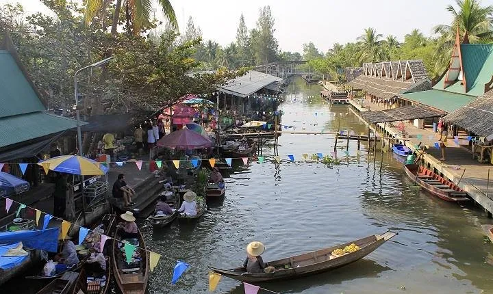 From Bangkok : Thaka Floating Market 