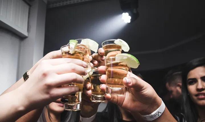 Night PubCrawl Tour in Frankfurt - Shots and Party!