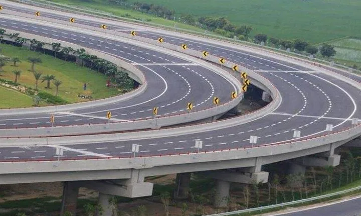 Smooth Departure Transfer by Car from Agra to Lucknow