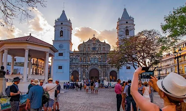 Walking tour through the Hidden treasures and gems of Casco Viejo