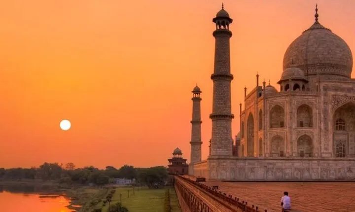 Private Sunrise half-day tour at Taj Mahal with visiting to Agra Fort