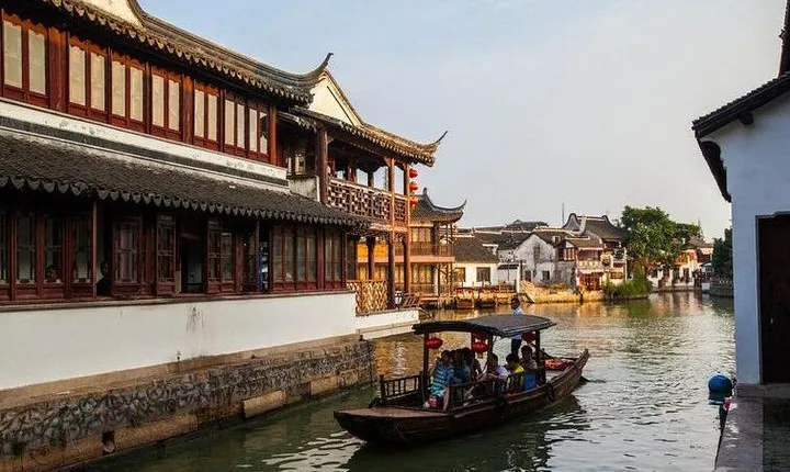 Private Tour of Zhujiajiao Water Town and Jade Buddha Temple in Shanghai