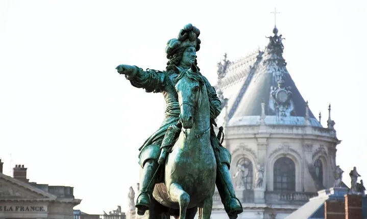 8-Hour Paris Private Vintage Car Tour with Versailles and hotel pick up drop