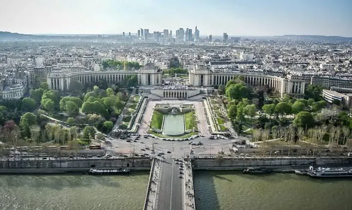 Flyover Paris in VR & Self-guided City Experience