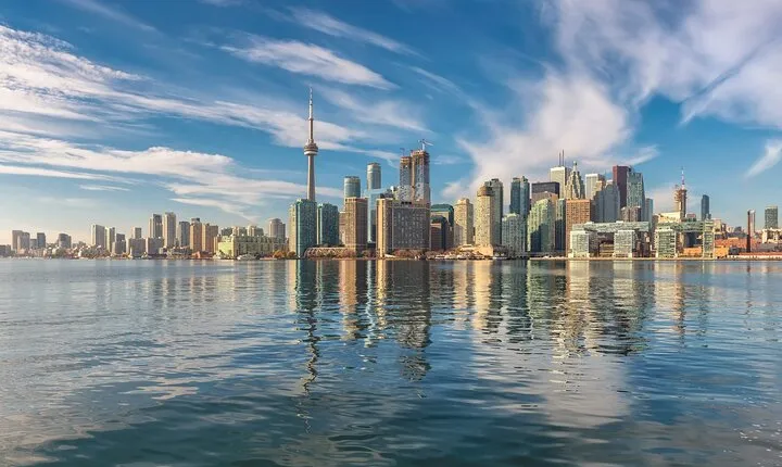 Walking tour in Downtown Toronto