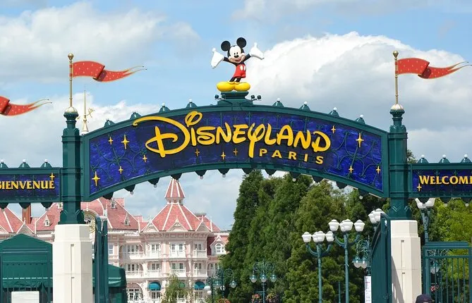 1 Day Tour with Parks Ticket and PVT Transfer in Paris Disneyland