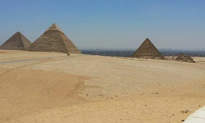 Private 8-Hour Tour of Giza Pyramids, Egyptian Museum and Old Cairo