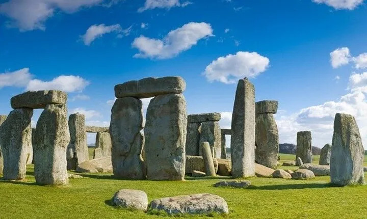 Stonehenge and Bath Tour from London