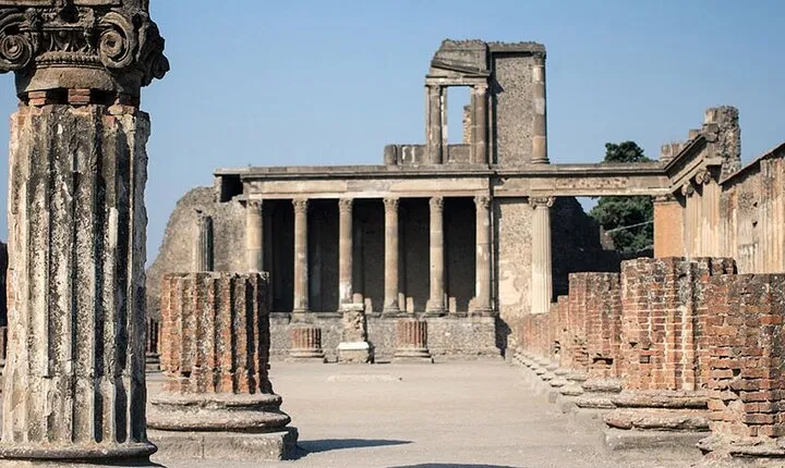 Private Transfer from Naples to Positano with Pompeii Ruins 