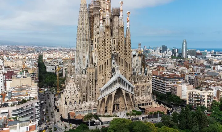 Combo: Skip the Line Sagrada Familia & Park Guell Guided Tour