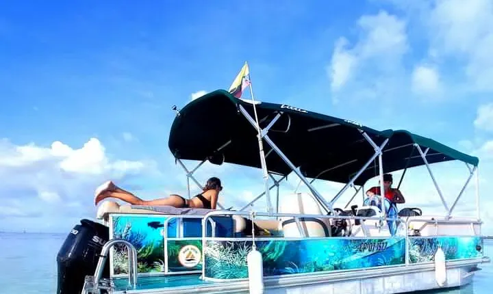 Private tour in pontoon San Andrés islands
