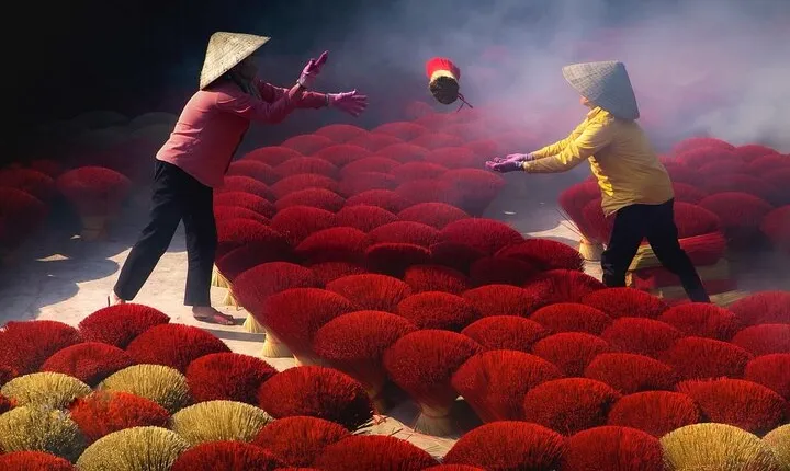Hanoi: Small Group Tour to Incense Village & Ninh Binh, Boat Trip