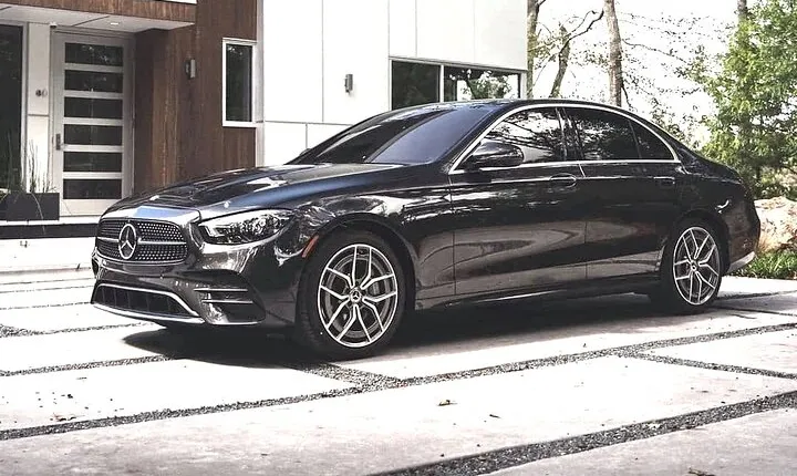 Private Transfer: Dublin to Dublin Airport DUB in Business Car