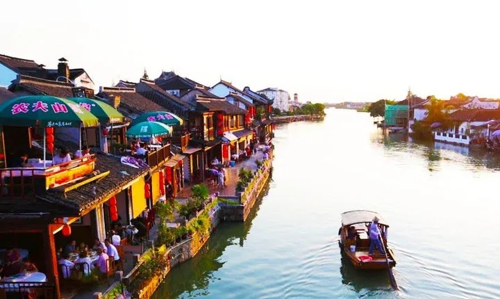 Private Day Tour: Zhujiajiao with Your Choice of Shanghai Sites