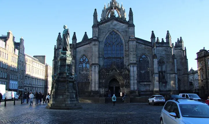 Edinburgh Full Royal Mile Tour from Palace to Palace