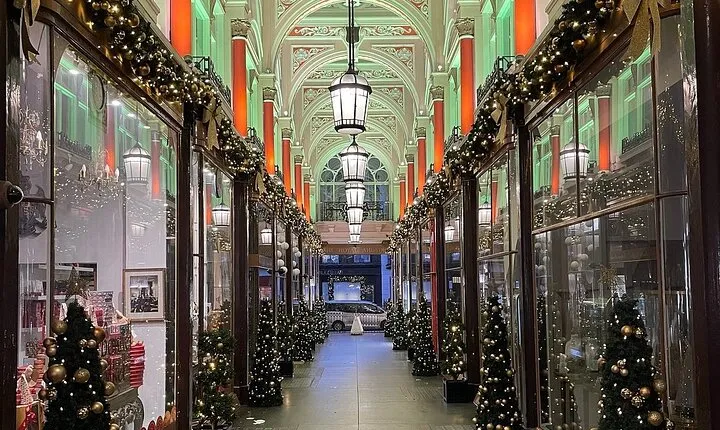 Iconic Streets of London Christmas Lights Tour