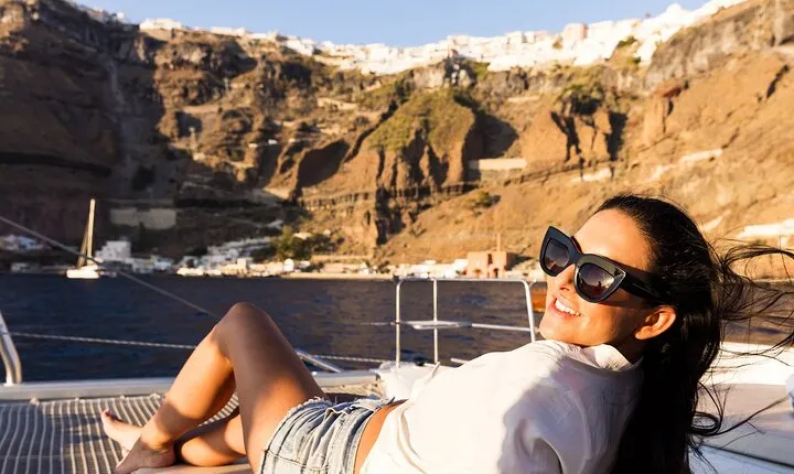 Shared Morning Cruise around Santorini's best beaches