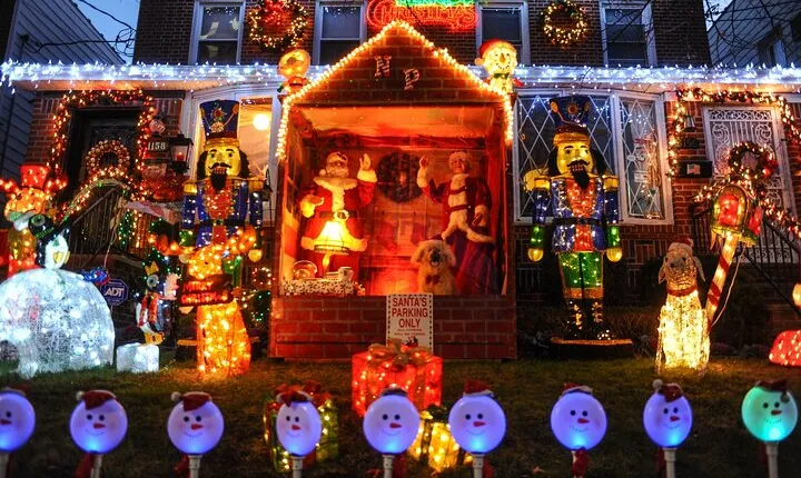 New York: Dyker Heights Christmas Lights Guided Tour