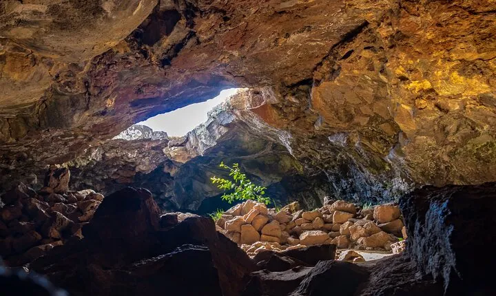 Half Day Private Tour: Caves and Volcanic Refuges