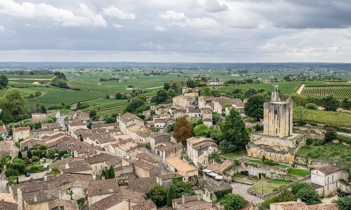 Full-day Saint-Emilion: Village, Undergrounds and Châteaux