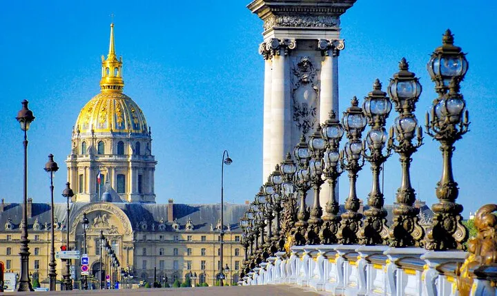 Paris 8-hours VIP Private Sightseeing and Shopping Tour in Paris