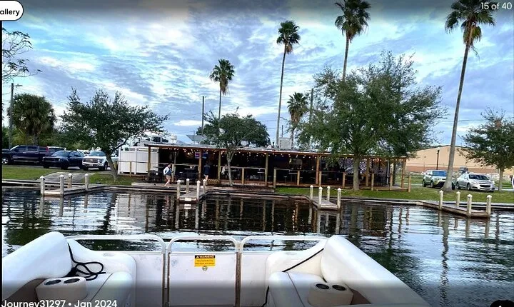 Pontoon Pub Crawl, 5 Lakeside Pubs and Restaurants Visit by Boat